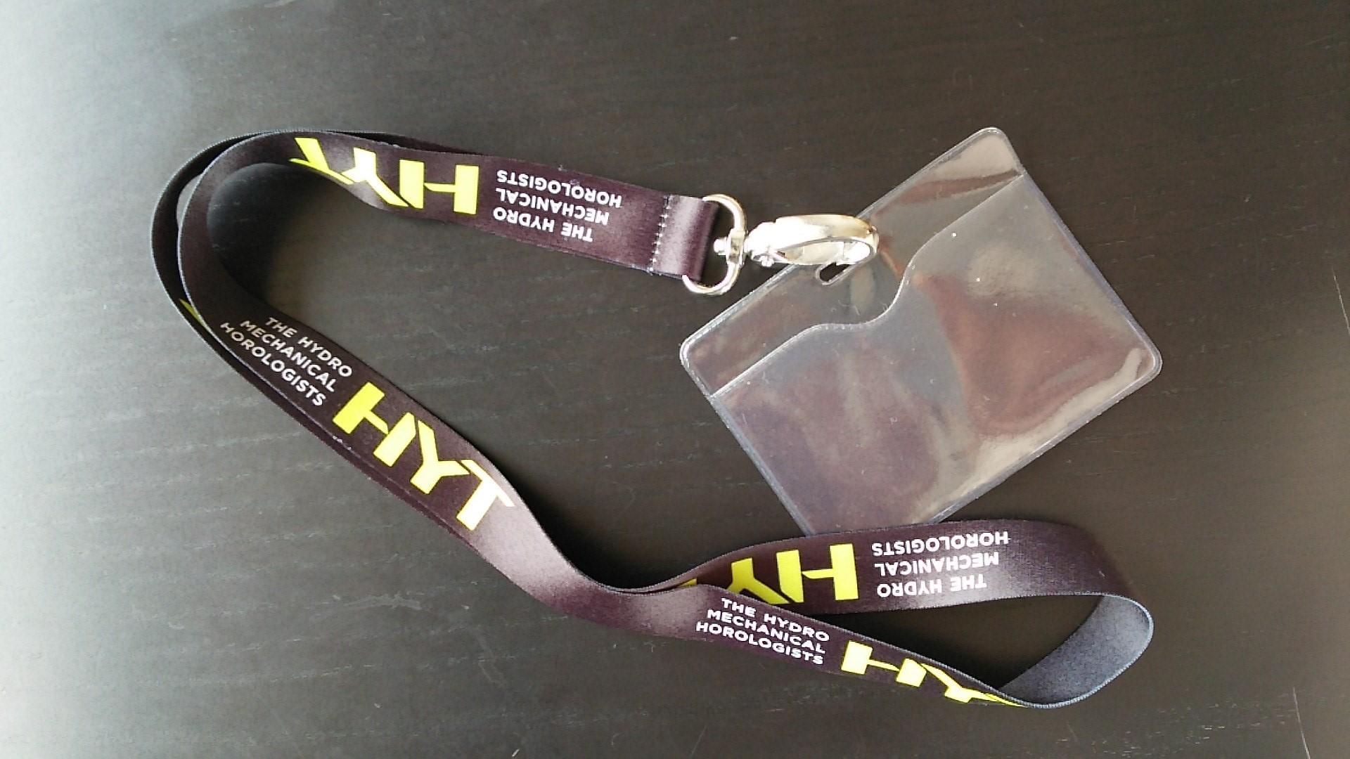 HYTのロゴ入りストラップのIDカードホルダー