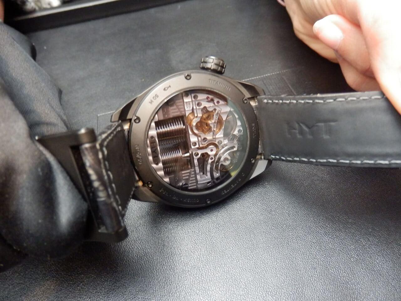 バーゼルワールド2016で発表されたHYTの新作「スカル　バッドボーイ(SKULL BAD BOY) 151-DL-43-NF-AS」の裏側