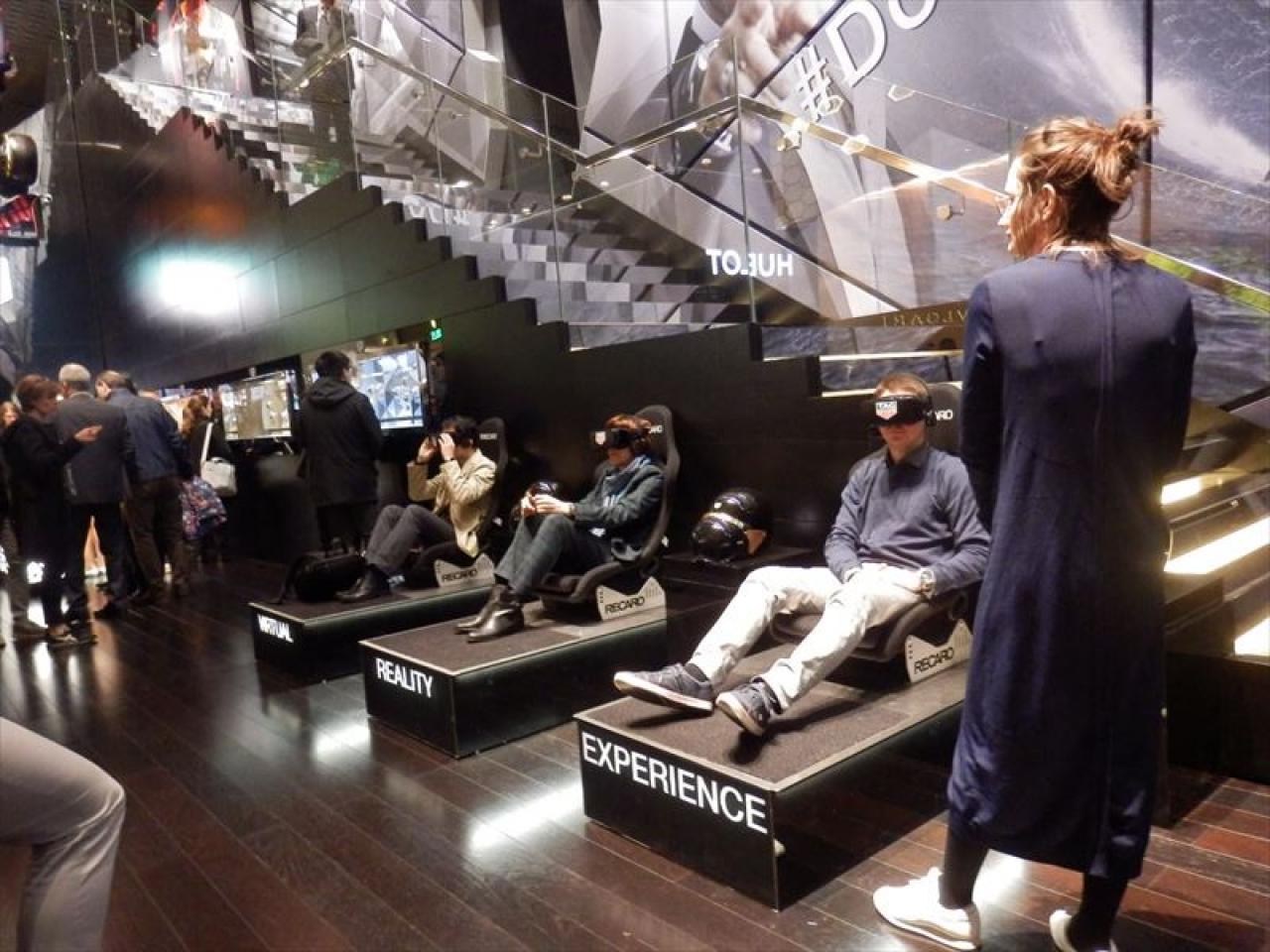 タグ・ホイヤーの仮想現実ヘッドセットを試す来場者