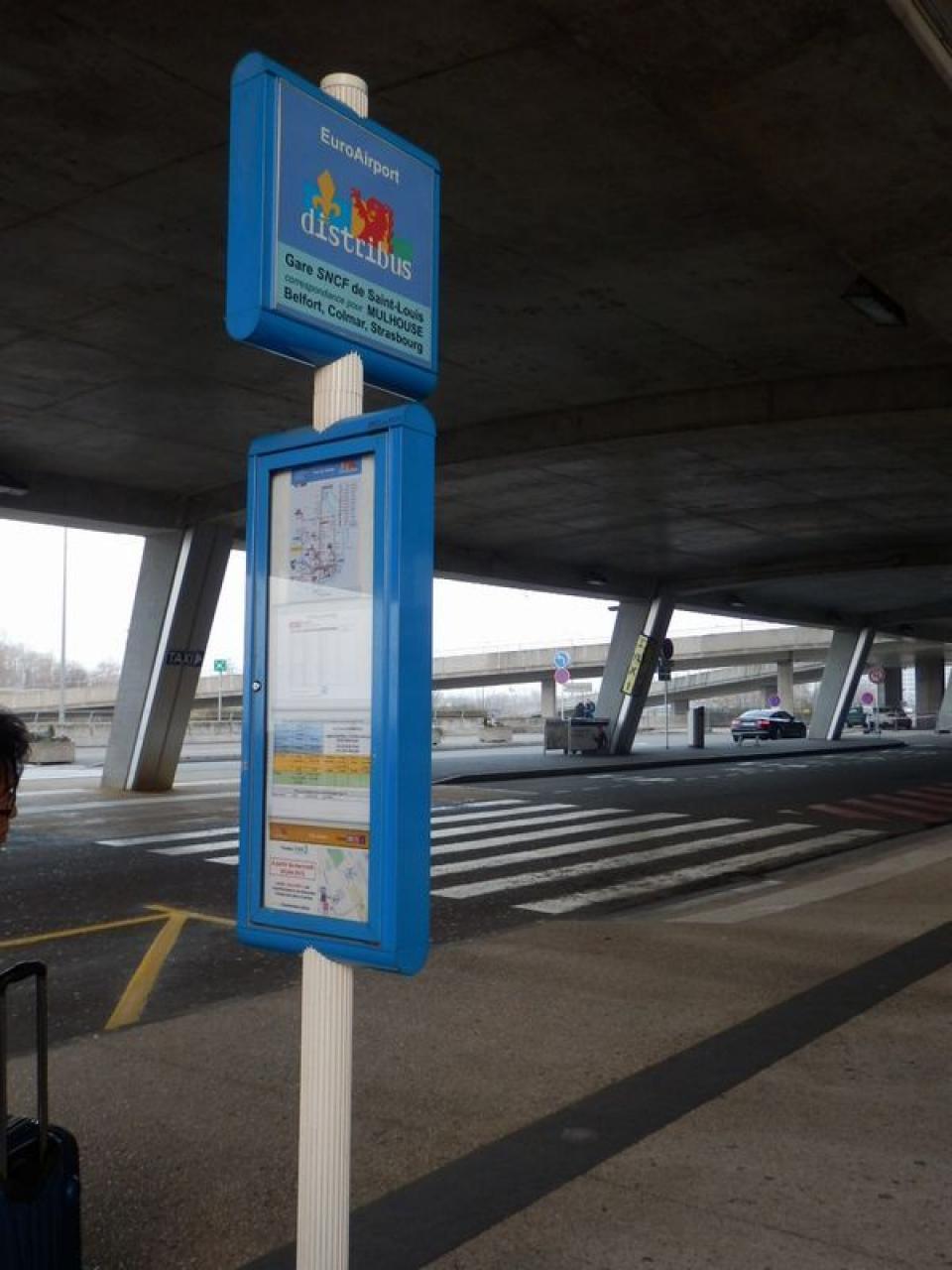 バーゼル空港からフランス　サン・ルイ駅へ移動するバス11番の停留所
