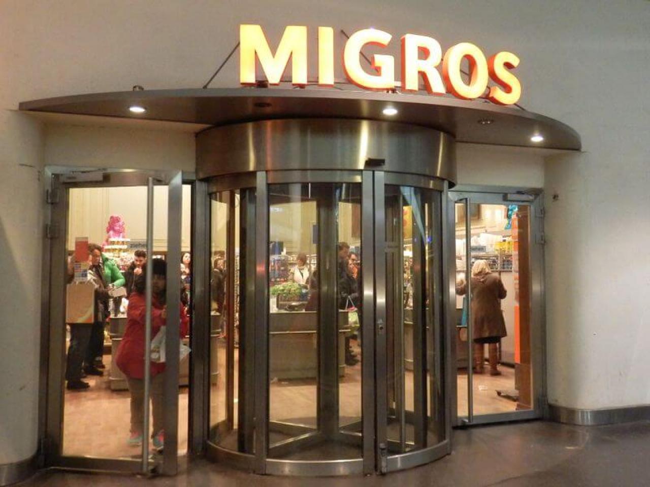 バーゼル駅のMIGROS前