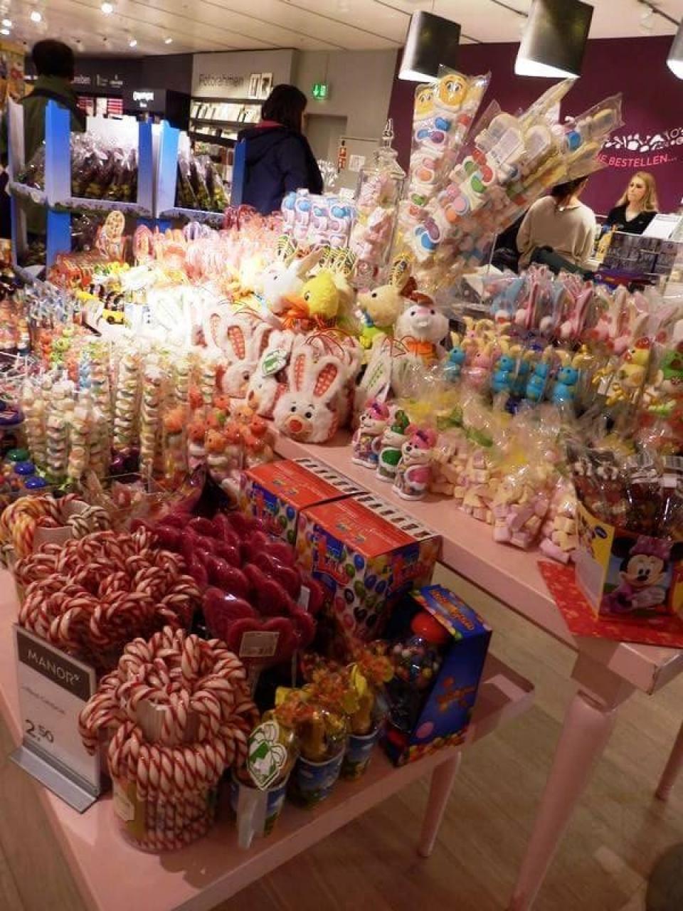 スイスのデパートマノール　MANOR地下食料品売り場　イースターのお菓子のコーナー