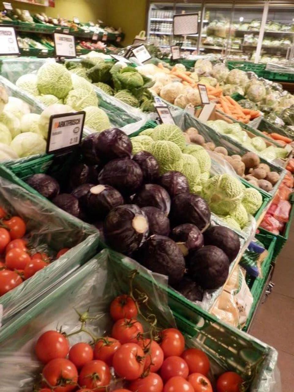 スイスのデパートマノール　MANOR地下食料品売り場　野菜などの生鮮食品
