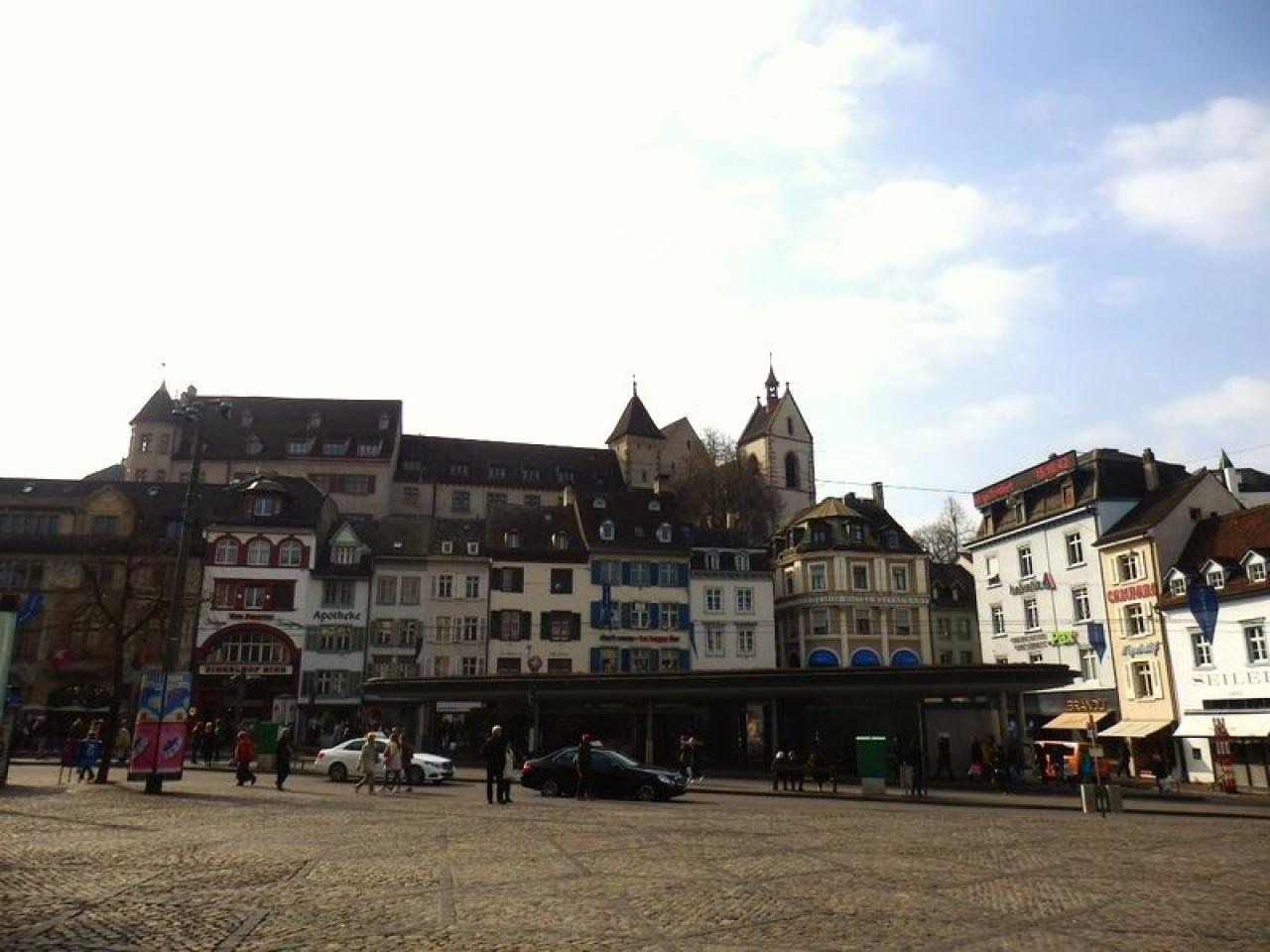 バルフュッサー広場（Barfüsserplatz）