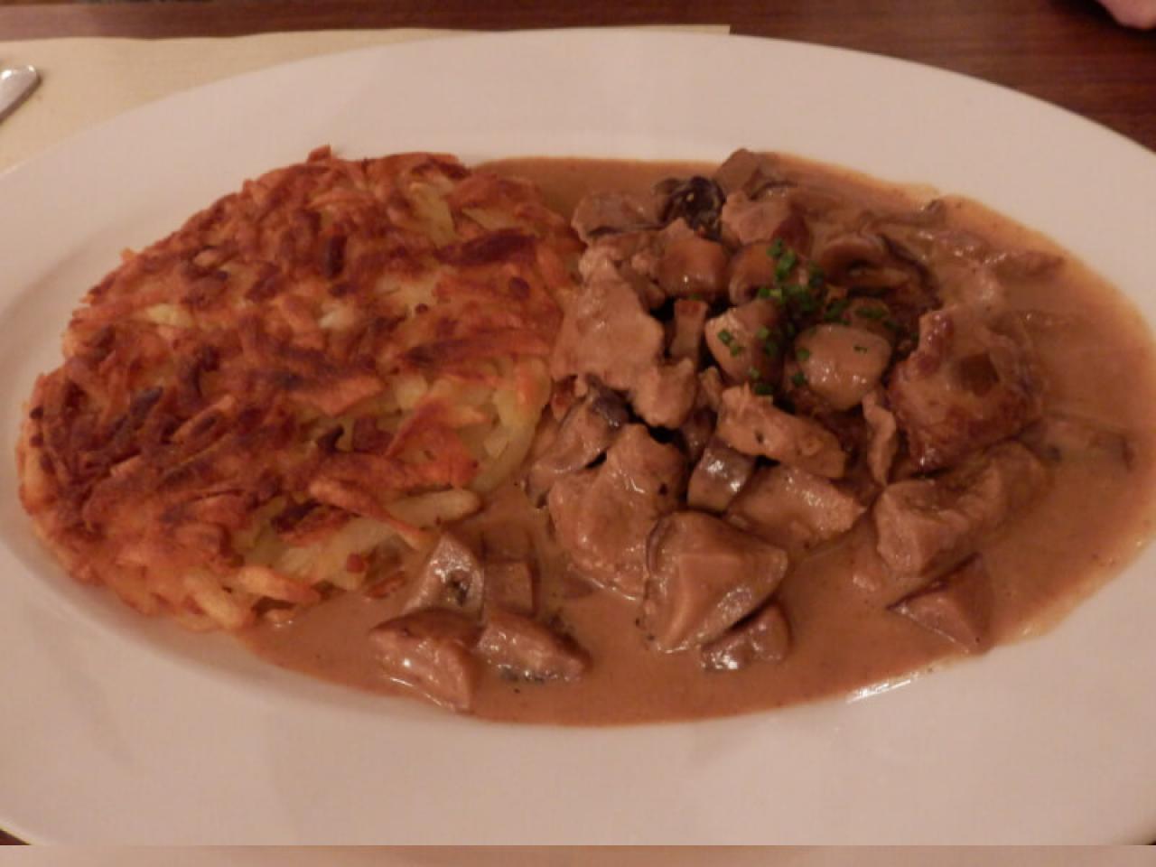 バーゼルの郷土料理レストラン　Restaurant Hasenburg　ロシュティ　マッシュルームソース