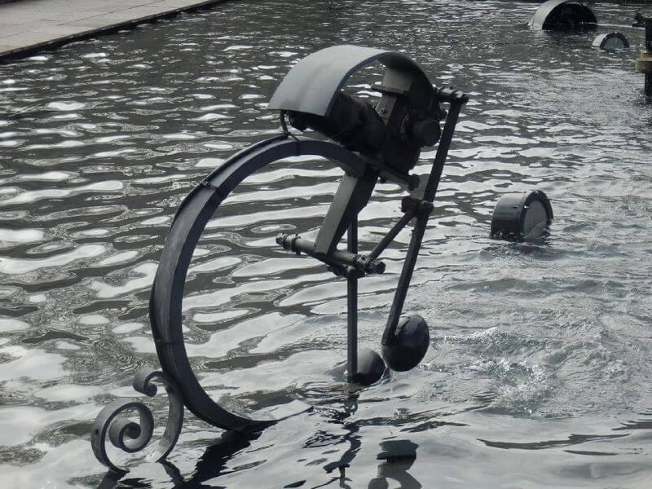 ティンゲリーの噴水　Tinguely-Brunnen　バーゼル　チャプチャプ　dr Schuufler