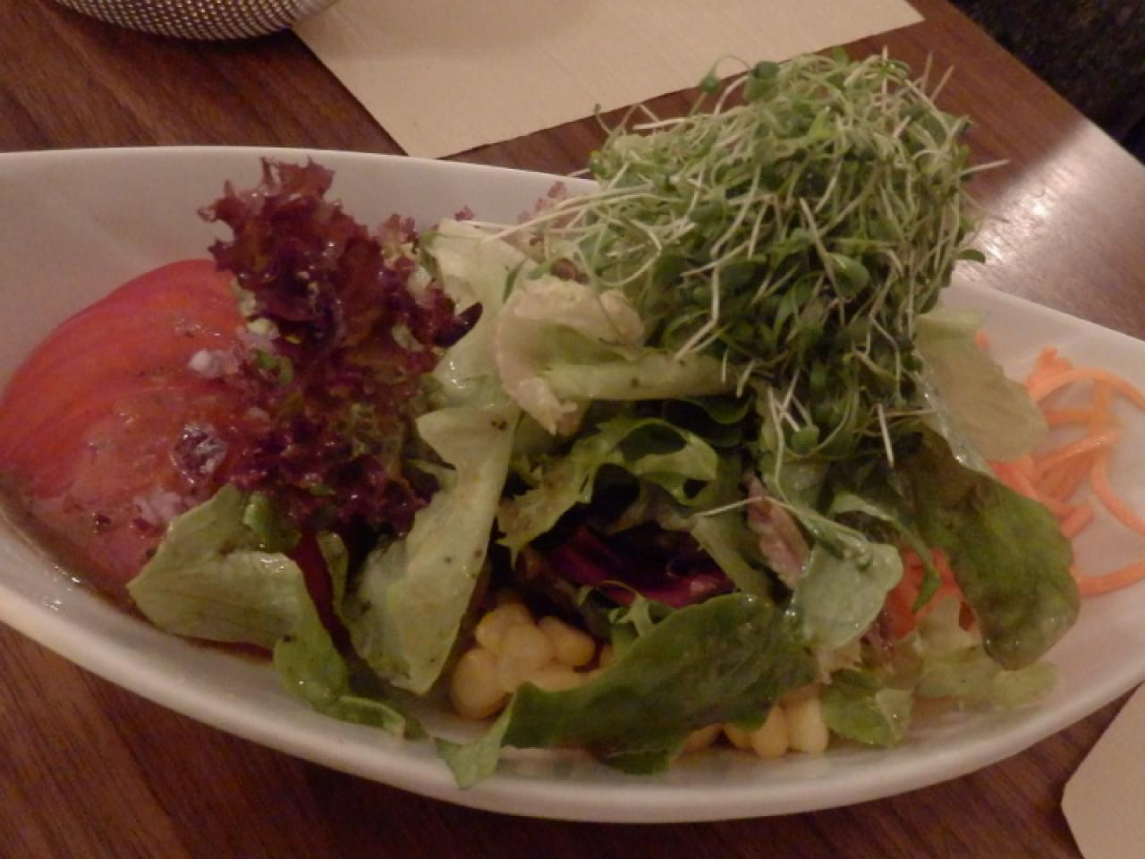 バーゼルの郷土料理レストラン　Restaurant Hasenburg　サラダ