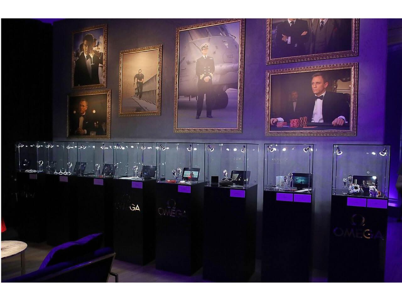 ロンドンの会場（テート・ブリテン）には歴代の『007』シリーズで使用された小道具や美術作品も展示されました