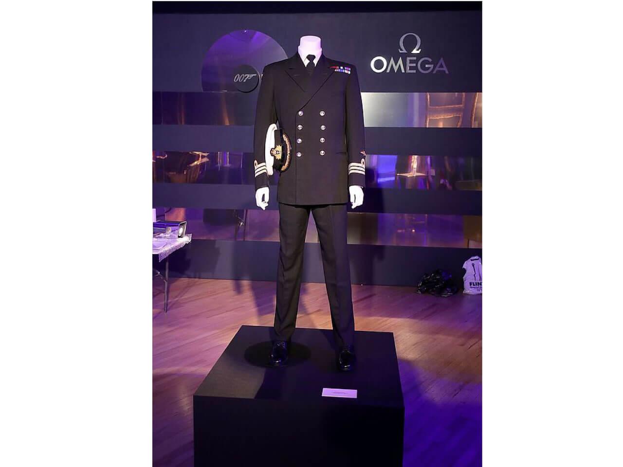 実際に007の劇中でピアース・ブロスナンが着用していたものと同じデザインの海軍中佐の制服も展示