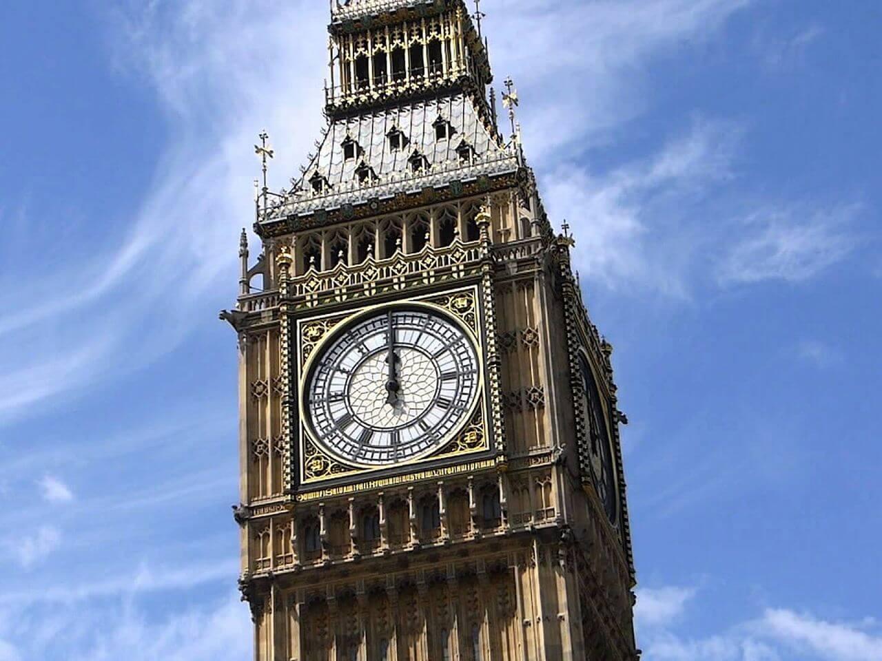 パテック・フィリップ（Patek Philippe）Calatrava London Monuments 5089G-040の独特なローマンインデックスの字体は、 なんとビッグ・ベンのアワーマーカーをそのまんま再現している