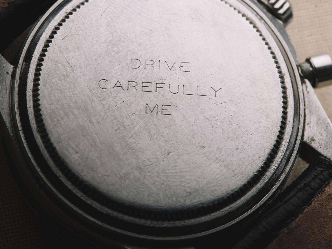 ケースバックには特別に<strong>「DRIVE CAREFULLY ME 運転、気を付けて」</strong>という、妻のジョアン・ウッドワードの心からの愛情溢れる文字が刻まれています。