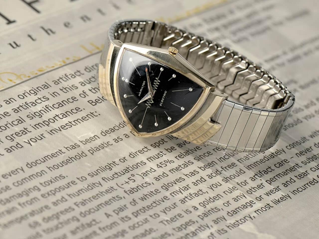 世界初の電池式腕時計ベンチュラは左右非対称のトライアングルデザインが画期的