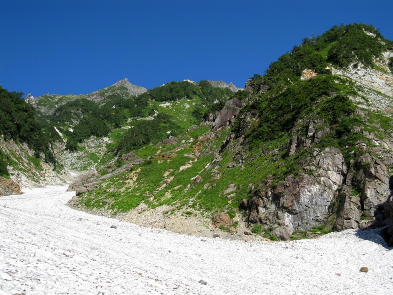 日本三大雪渓の「白馬大雪渓」は夏も観光スポットとして人気
