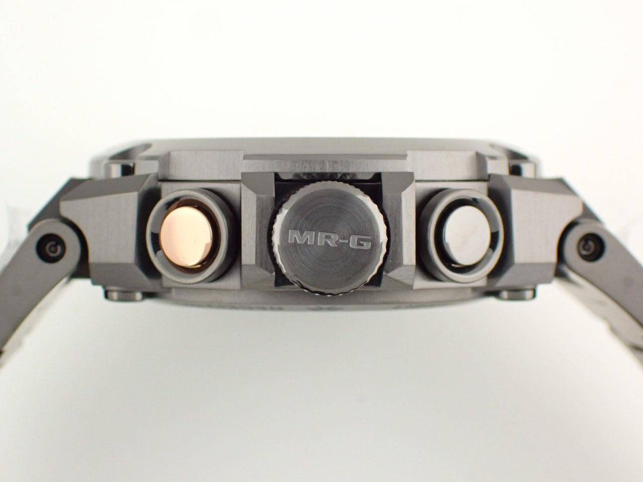 カシオ MRG-B1000B-1AJR ケースサイド、リューズ