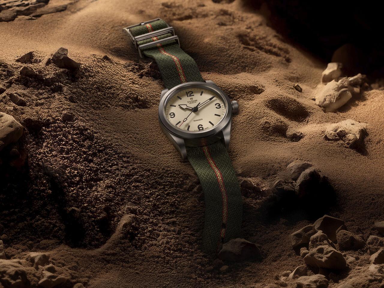 「デューンホワイト」ダイアル　グリーンファブリックストラップ