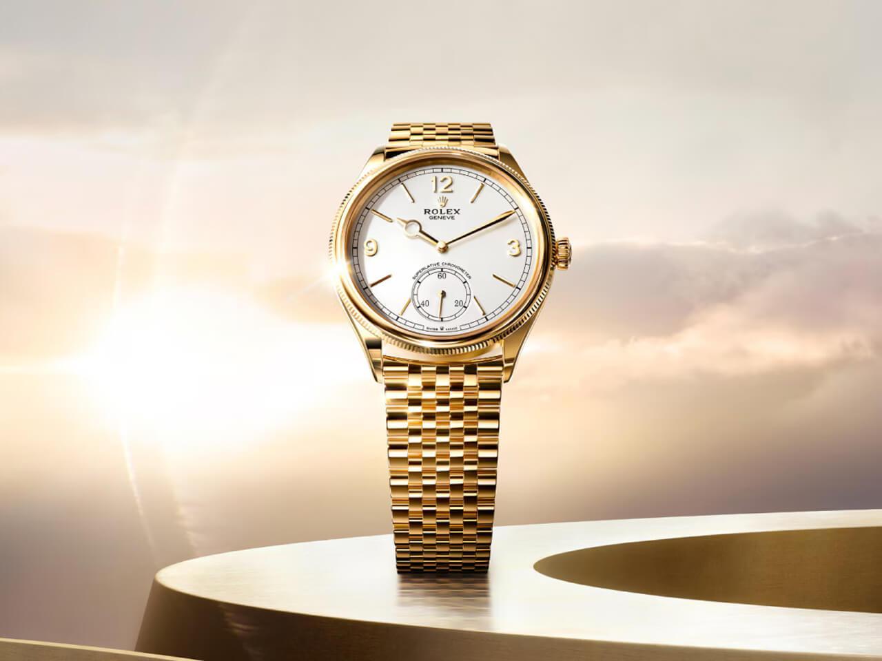 ロレックス パーペチュアル 1908 イエローゴールド×セッティモブレスレット 2025年モデル。シンプルな白文字盤と細身のラグ形状が特徴