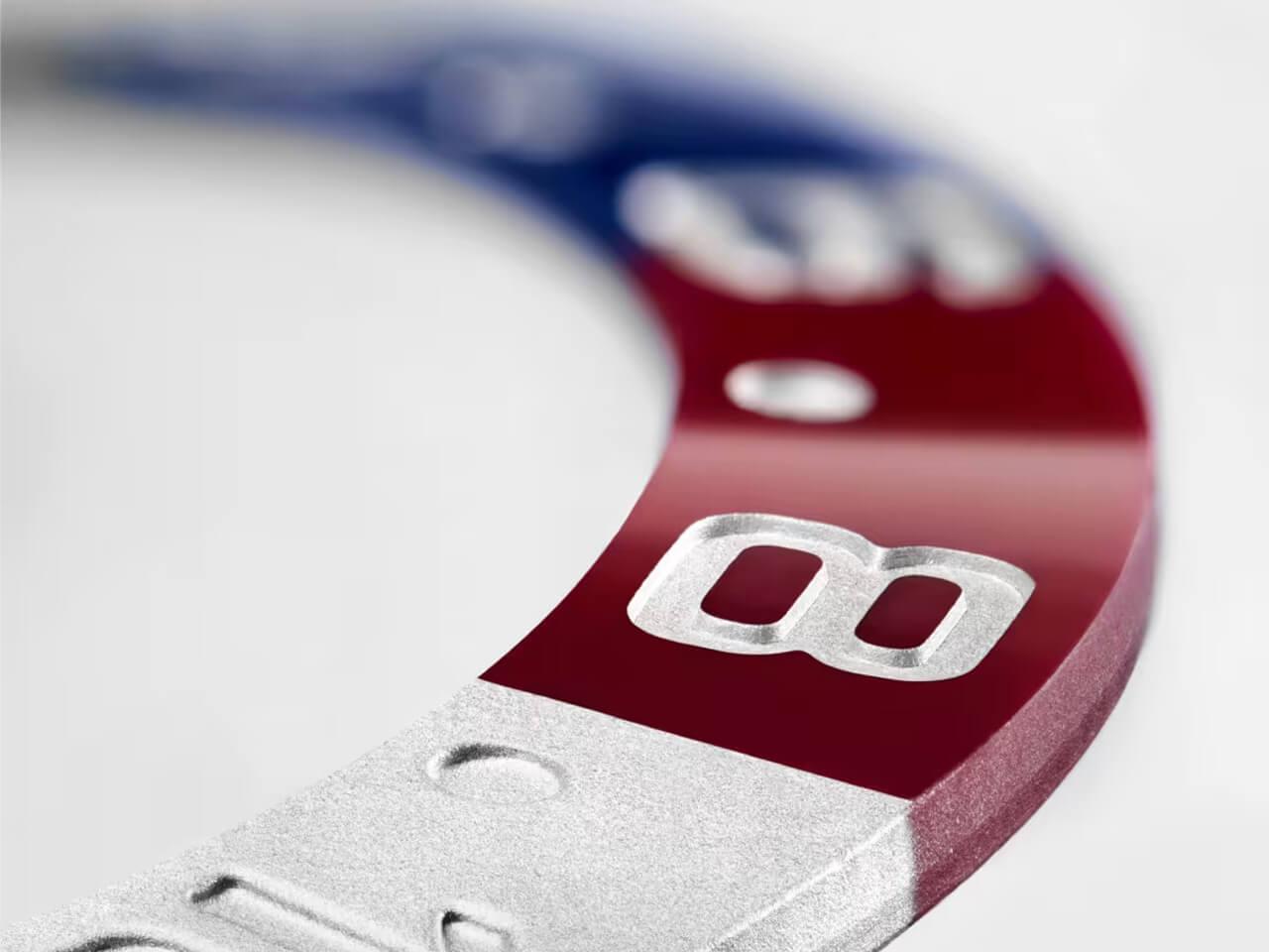 セラクロムベゼルに赤と青の二色を精確に焼き分ける工程は難易度が高い