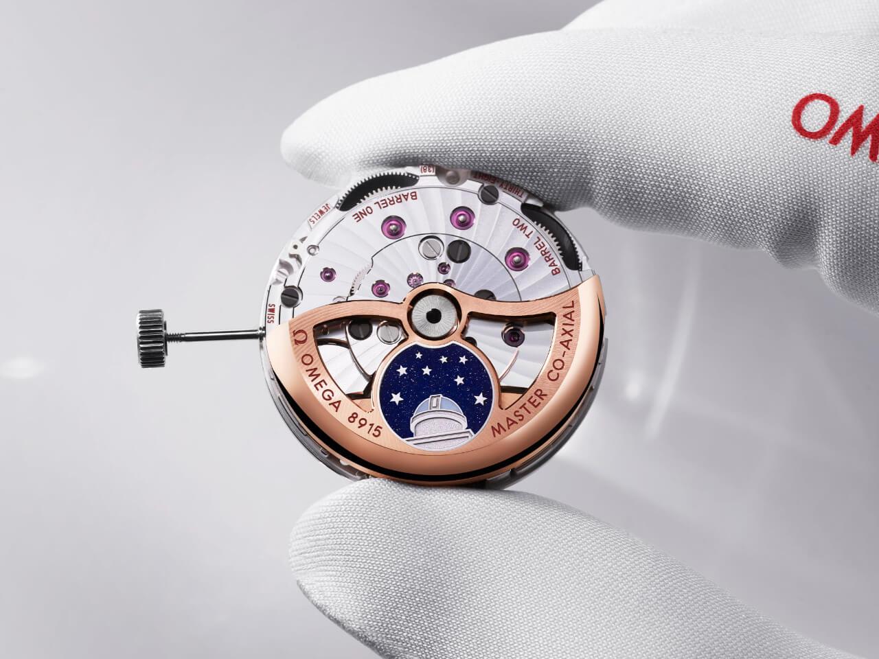 キャリバー 8915 グランドリュクスは、950 プラチナゴールドモデルに搭載