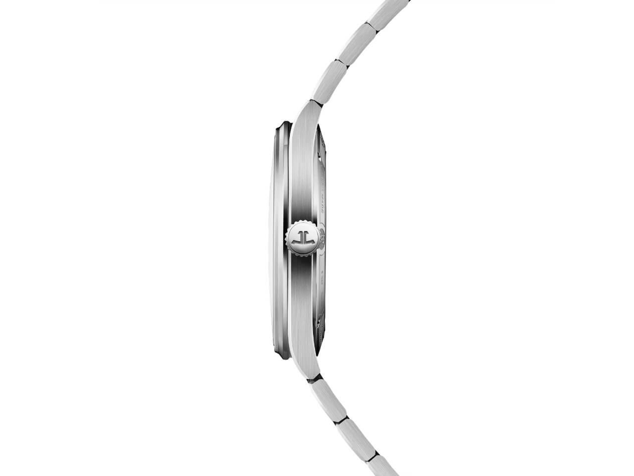 Q4158120はケース径38mm×厚さ8.4mmの薄型ラグスポ