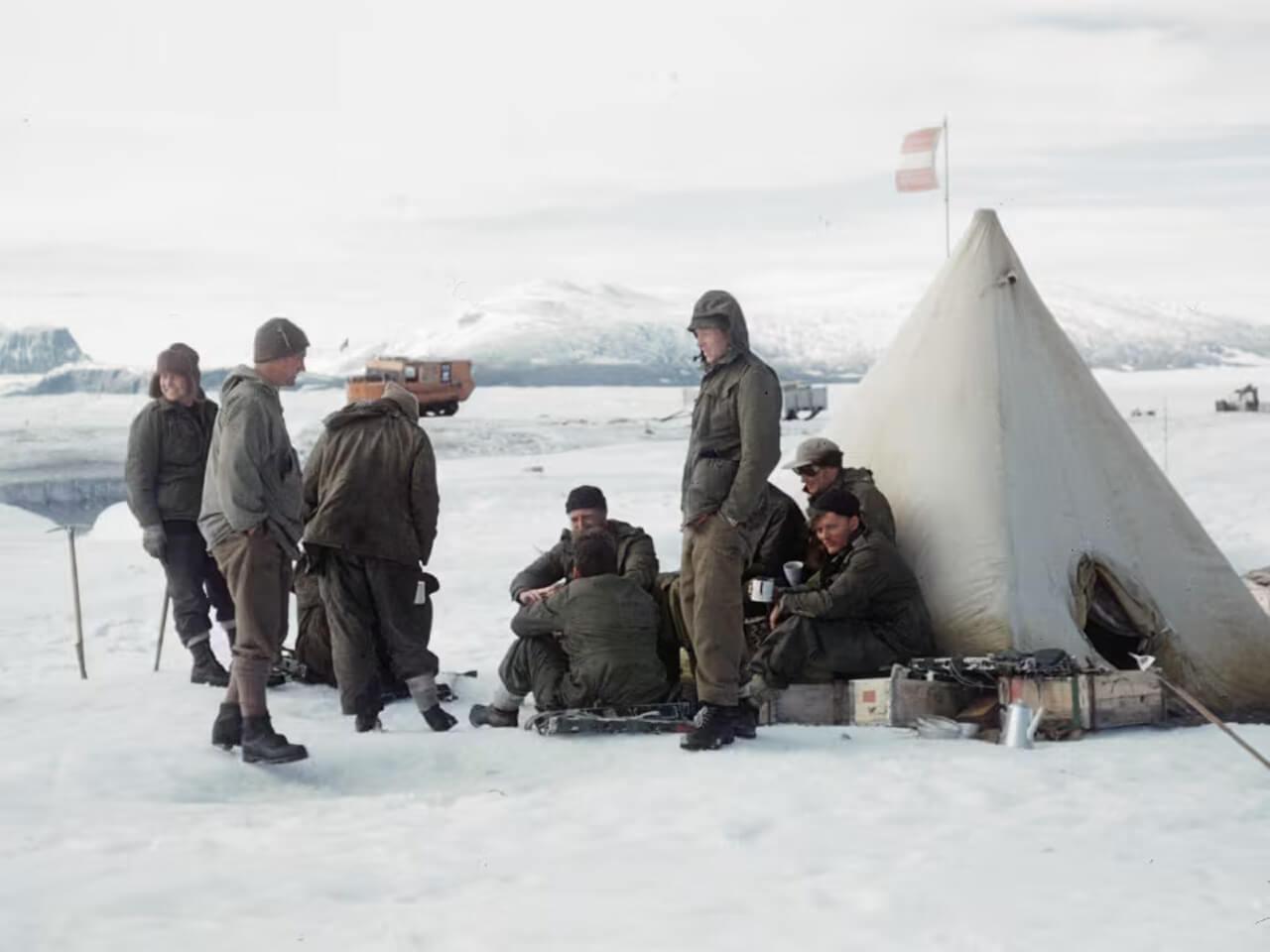 英国北グリーンランド遠征隊（British North Greenland Expedition）のキャンプ風景