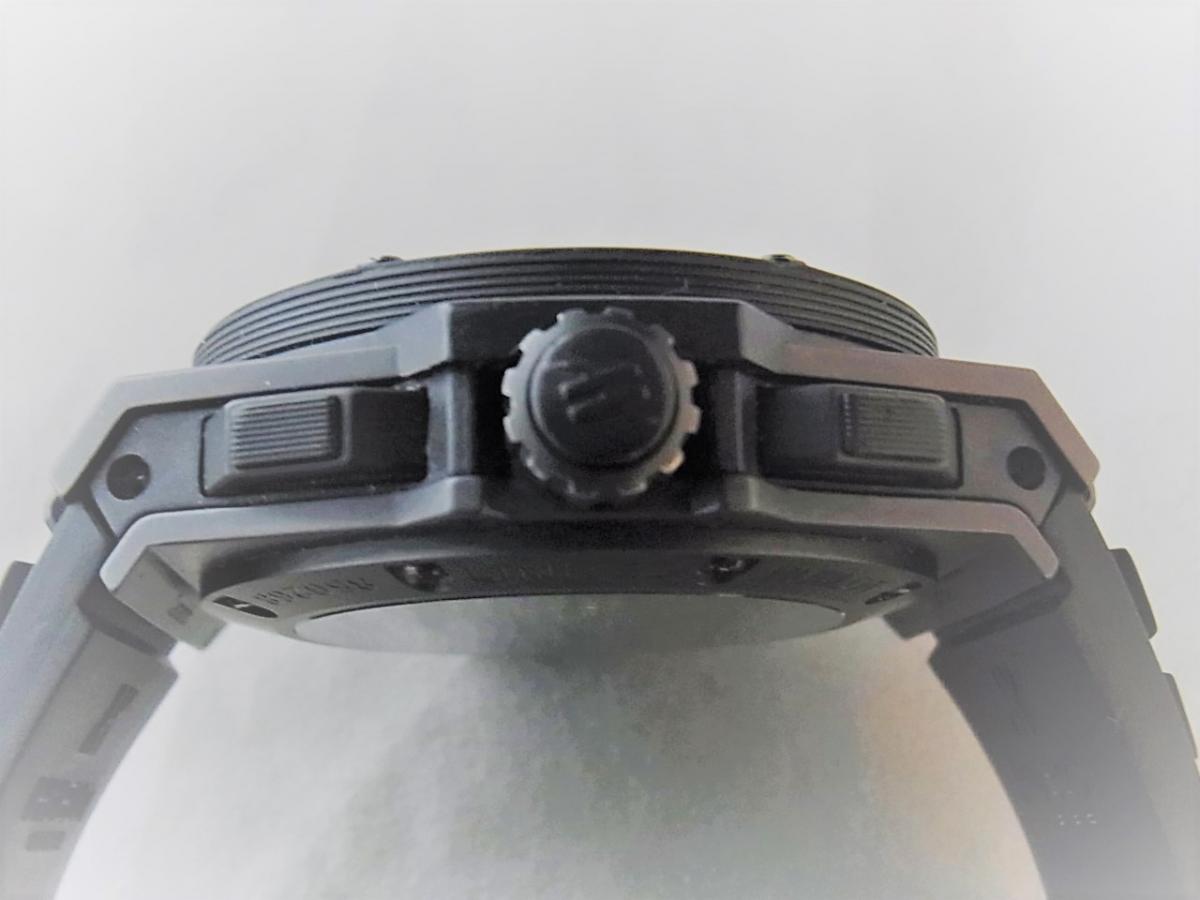 ウブロ キングパワー ブラックマジック709.CI.1770.RX　48mm　メンズ腕時計　買い取り実績　3時リューズサイド画像