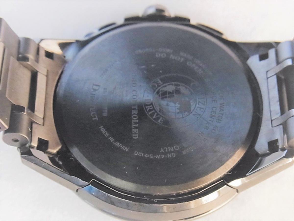 シチズン アテッサAT9045-58E　2014年発売モデル　エコドライブ電波時計　ダブルダイレクトフライト 針表示式　メンズ腕時計　売却実績　裏蓋画像