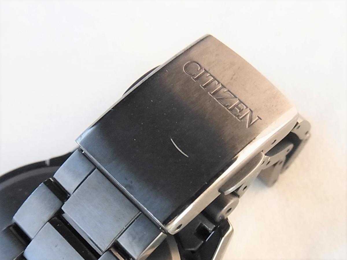 シチズン アテッサAT9045-58E　2014年発売モデル　エコドライブ電波時計　ダブルダイレクトフライト 針表示式　メンズ腕時計　高価売却　バックル画像