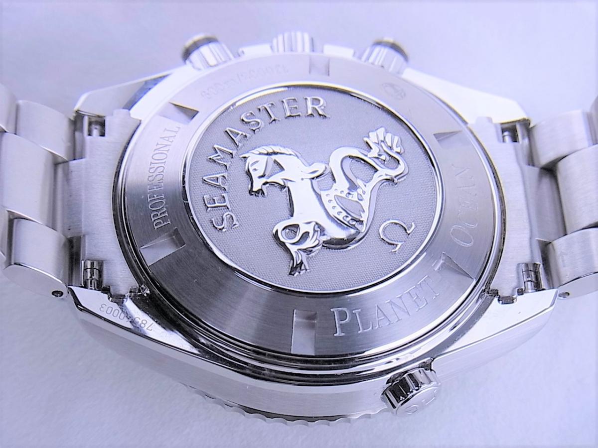 オメガ シーマスタープラネットオーシャン2210.50 600m防水　逆回転防止付きベゼル　ヘリウムガス・エスケープバルブ メンズ腕時計　売却実績　裏蓋画像