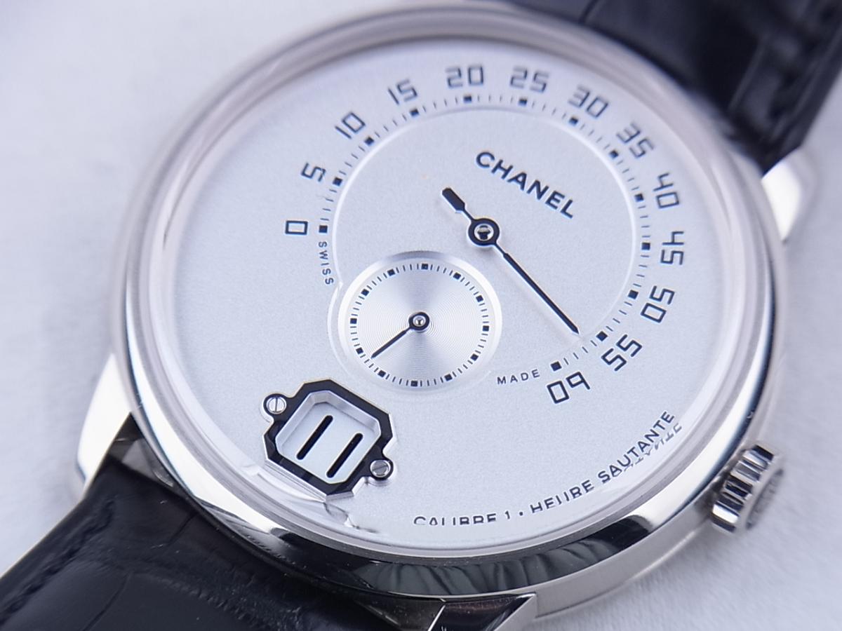 シャネル ムッシュ・ド・シャネル H4799 ホワイトゴールド 2016年モデル　ジャンピングアワー メンズ腕時計　買取り実績　フェイス斜め画像