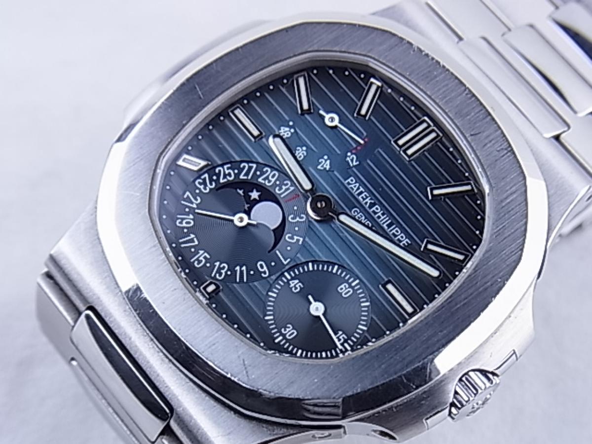 パテックフィリップ ノーチラス5712/1A  プチコンプリケーション　メンズ腕時計　買取り実績　フェイス斜め画像