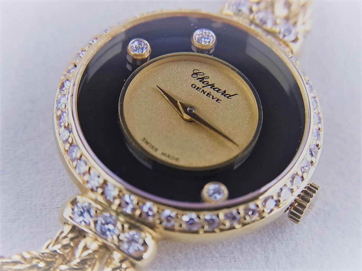 ショパール ハッピーダイヤモンド K18YG ムービングダイヤ3Ｐ　ダイヤモンドベゼル＋ラグ　レディース腕時計　買取り実績　フェイス斜め画像
