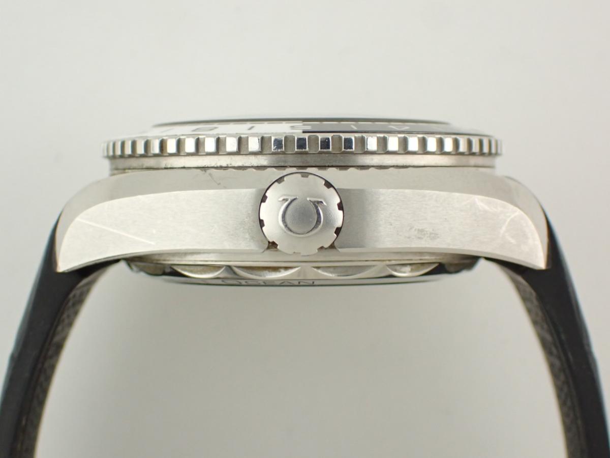 オメガ シーマスタープラネットオーシャン 215.30.44.22.01.001 リューズ横