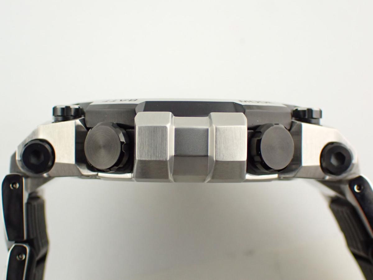 カシオ G-SHOCK MTG-B3000D-1AJF 横