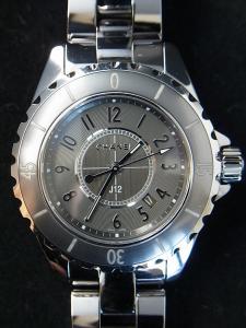 シャネル J12 H2978 中古 箱、保証書有。